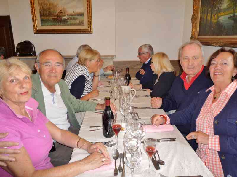 01_P1080463 (Leloup).jpg - Déjeuner « À la Table du Général ». Quelques tablées...